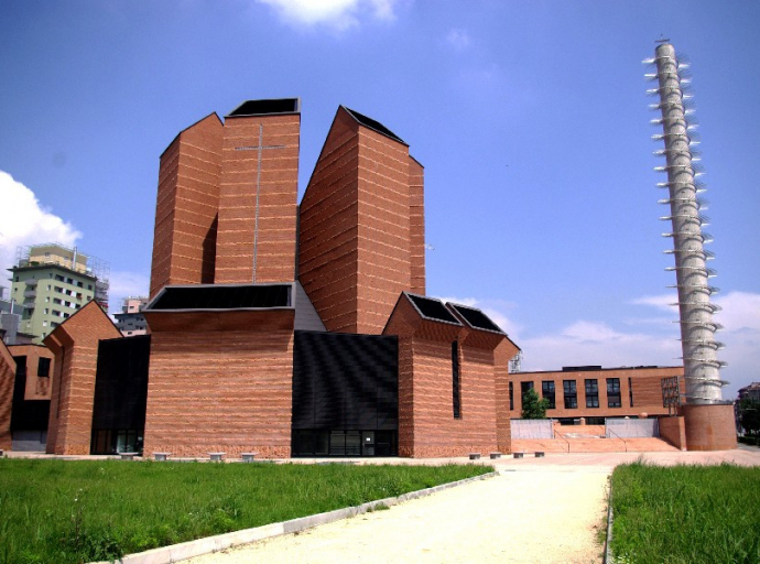 La “chiesa industriale” del Santo Volto di Torino. È una delle più recenti e senza dubbio originali della città