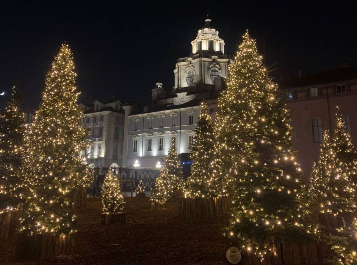 Figurina luminosa. La magia e leggerezza del Natale capace di saltar fuori dal buio e illuminare tutto