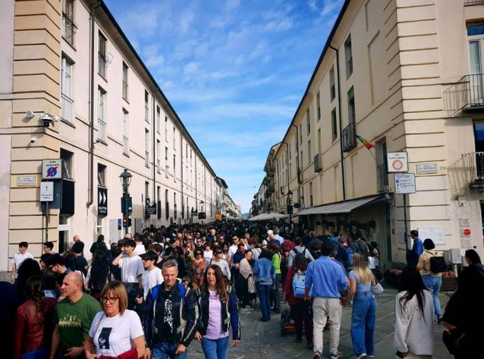 Boom di visitatori alla Reggia: bar, ristoranti e commercianti ringraziano la fioritura dei ciliegi. Ma emergono anche criticità e proposte