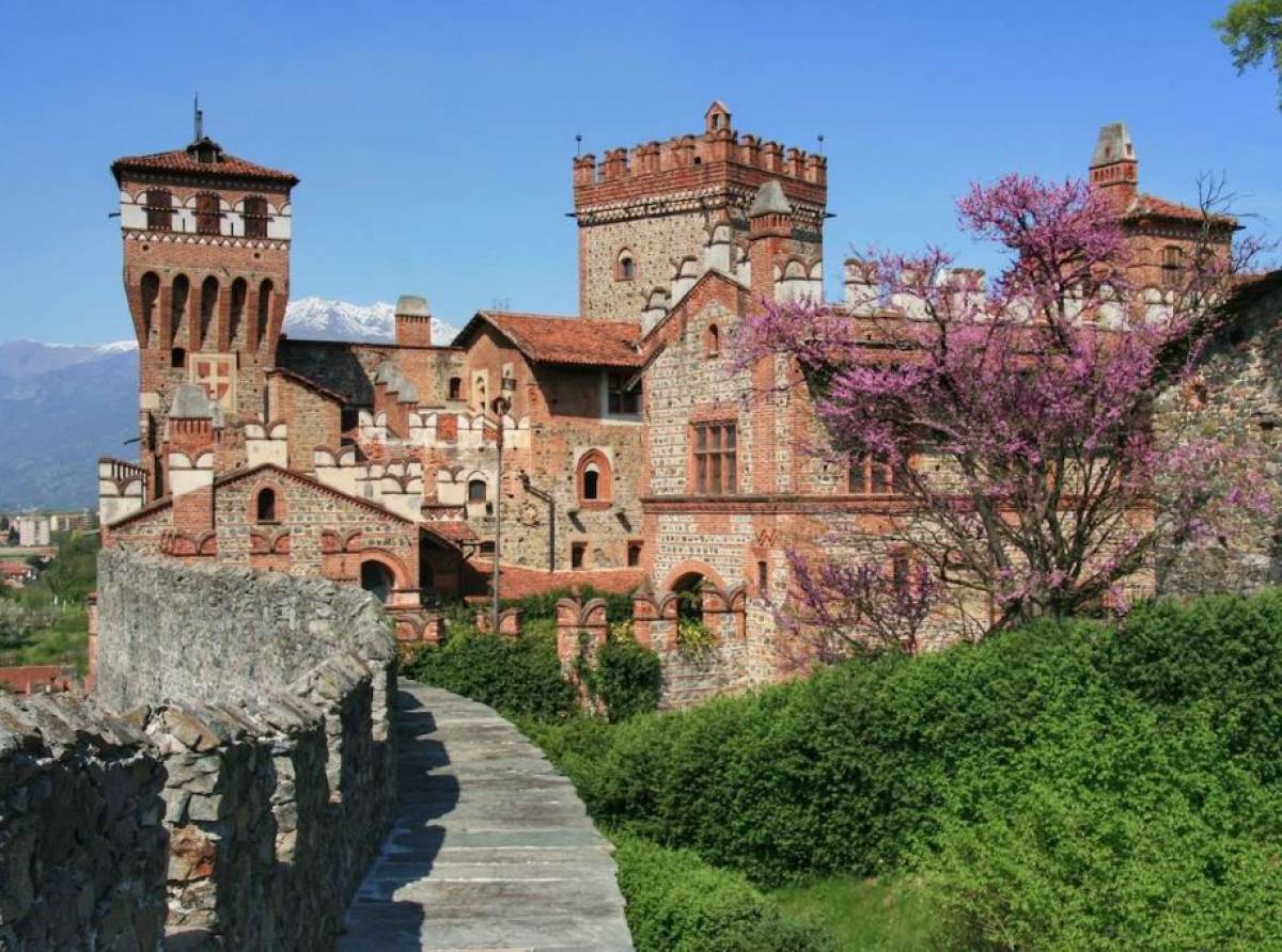 Presentata al castello di Pavone la nuova guida per raccontare il Canavese: eccellenze, itinerari e sapori