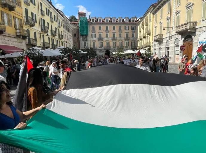 Gaza, 50.000 sudari per rompere il silenzio: da Torino a Roma, l’Italia si stringe in un gesto corale di speranza