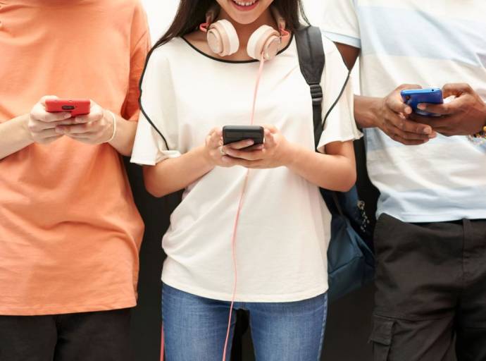 Cellulari e salute: nessun legame certo con i tumori, ma l’impatto su mente, corpo e relazioni è sempre più evidente