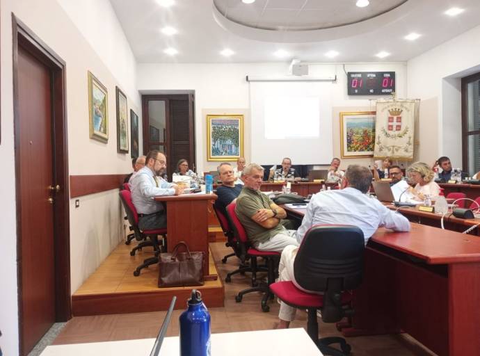 Il silenzio che urla: dopo l’intervento-scossa di Esposito la politica locale, ancora una volta, si rifugia dietro i “fatti personali”