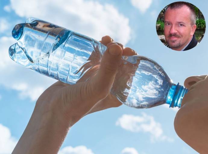 In estate aumenta il consumo di acqua. Sei buoni, anzi ottimi motivi per non bere l'acqua in bottiglia