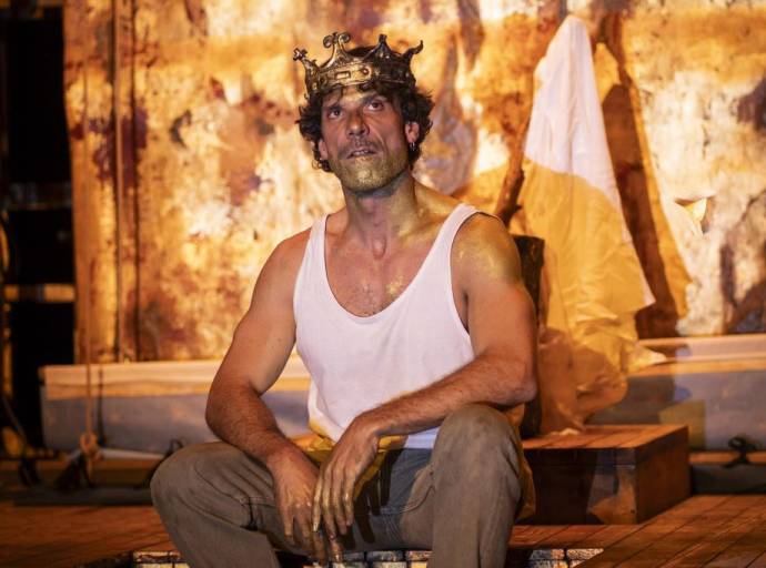 “Storia di un cinghiale” al Teatro Concordia: il Riccardo III di Gabriel Calderón con Francesco Montanari