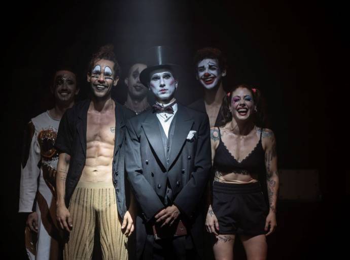 Heroes di blucinQue al Teatro Café Müller di Torino:  uno spettacolo tra teatrodanza, clown e identità in trasformazione