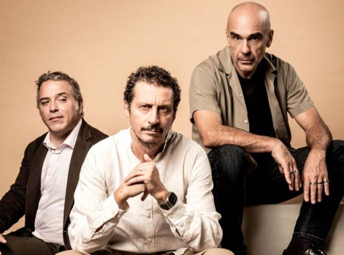 “Le nostre donne” al Teatro Concordia: una commedia brillante e spiazzante con Luca Bizzarri, Enzo Paci e Antonio Zavatteri
